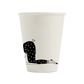 Taza blanca donde salen las piernas de una mujer que está durmiendo. 
