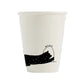 Taza blanca con el torso de un gato negro asomándose por una puerta dentro de la propia taza. 