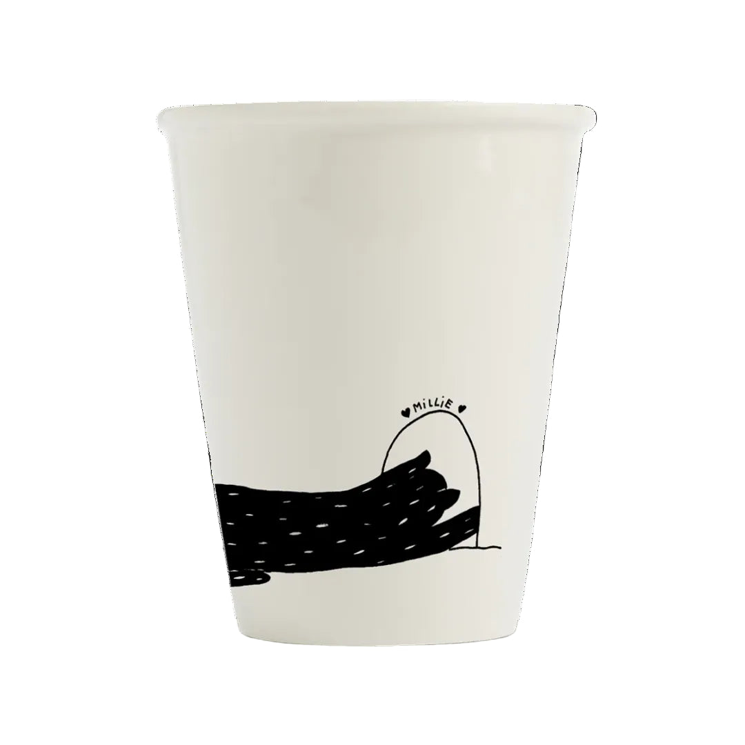 Taza blanca con el torso de un gato negro asomándose por una puerta dentro de la propia taza. 