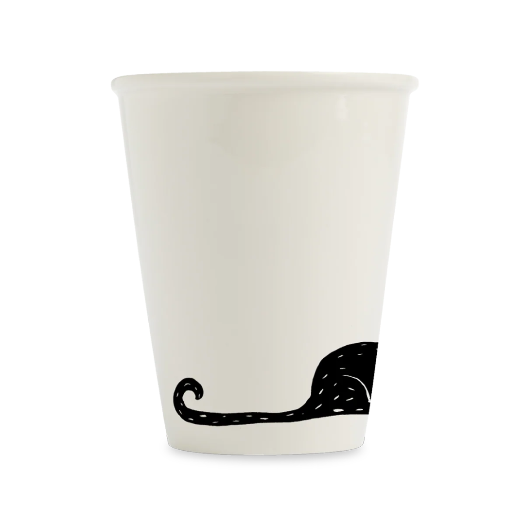Vaso de cerámica blanco con ilustración de un gato negro de larga cola en la parte inferior