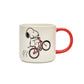  taza de Snoopy Born to ride, con Snoopy haciendo un caballito en una bicicleta roja