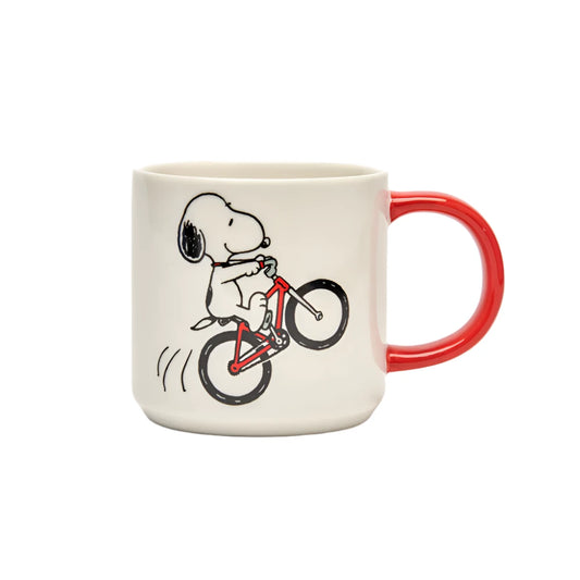  taza de Snoopy Born to ride, con Snoopy haciendo un caballito en una bicicleta roja