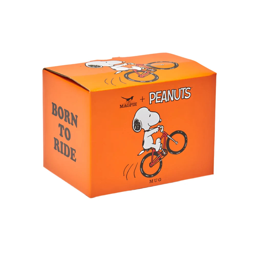 Caja de la taza de Snoopy Born to ride, con Snoopy haciendo un caballito en una bicicleta roja