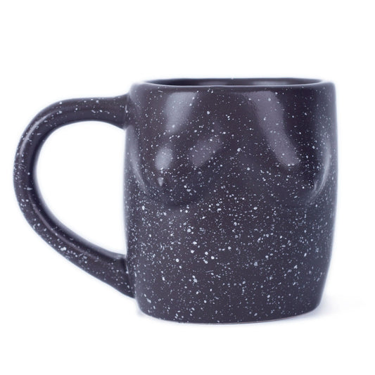 Taza de ceráica negra con pintitas blancas con forma de tetas de mujer