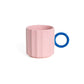 Taza de cerámica rosa pastel con asa redonda azul