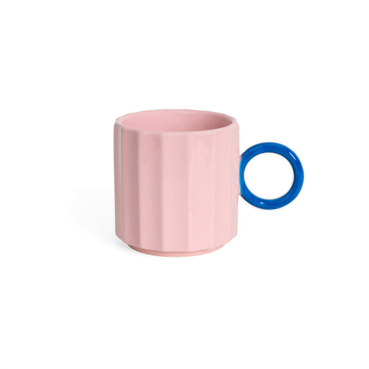 Taza de cerámica rosa pastel con asa redonda azul