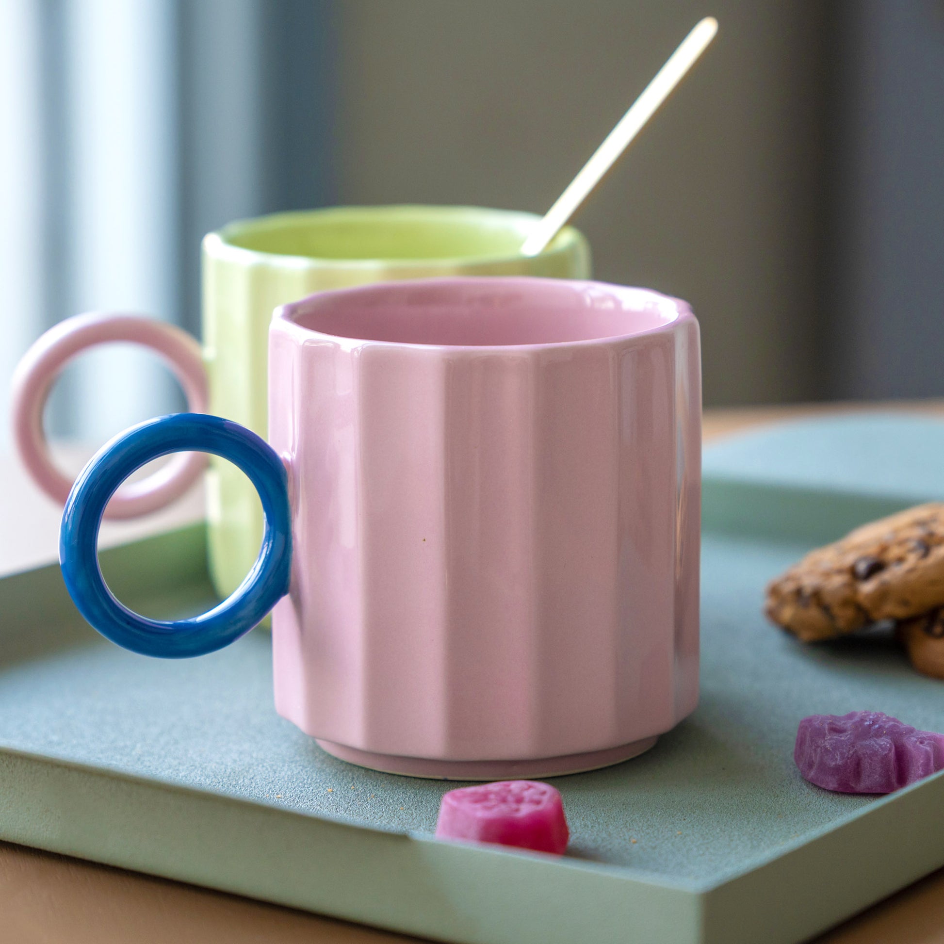 Tazas de cerámica rosa y verde pastel con asas redondas