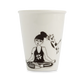 Taza en blanco y negro de una mujer intentando meditar ientras un gato le toca la cabeza. 