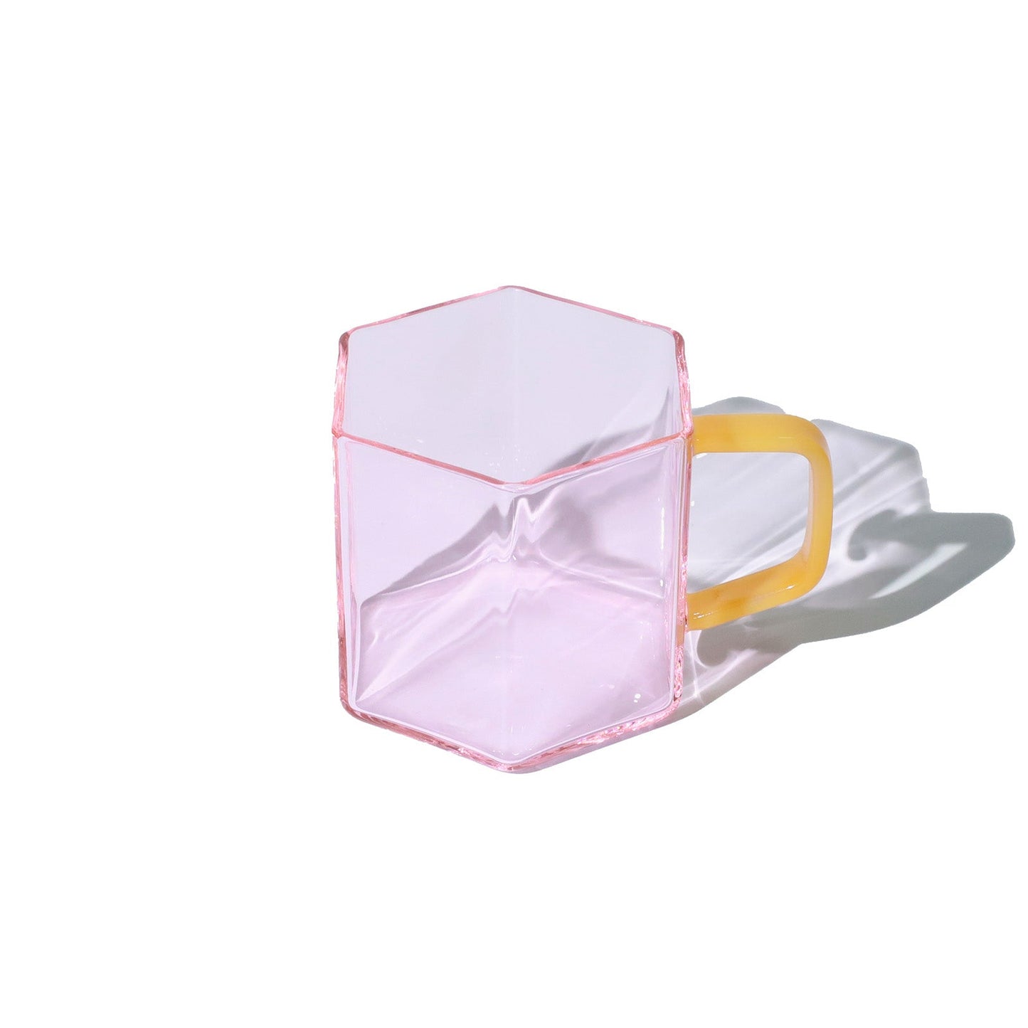 Taza hexagonal de cristal rosa con asa amarilla