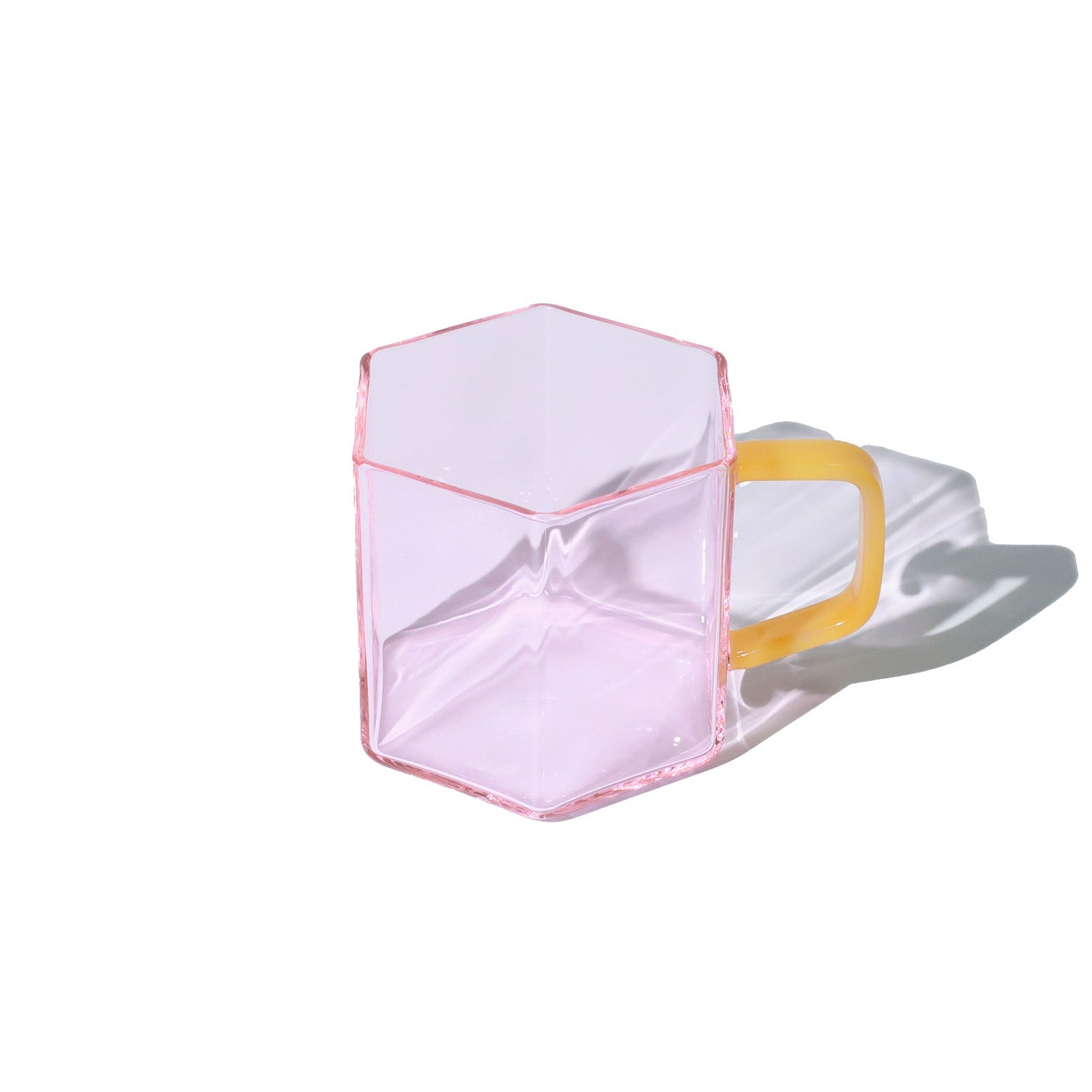Taza hexagonal de cristal rosa con asa amarilla