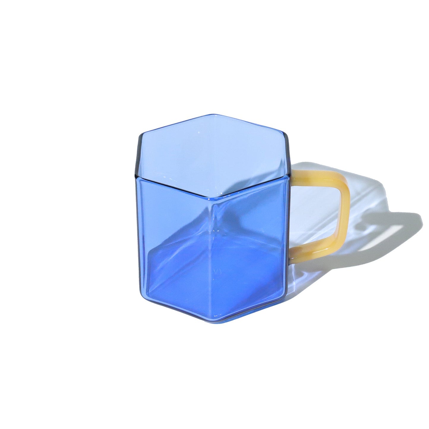 Taza hexagonal de cristal azul con mango amarillo