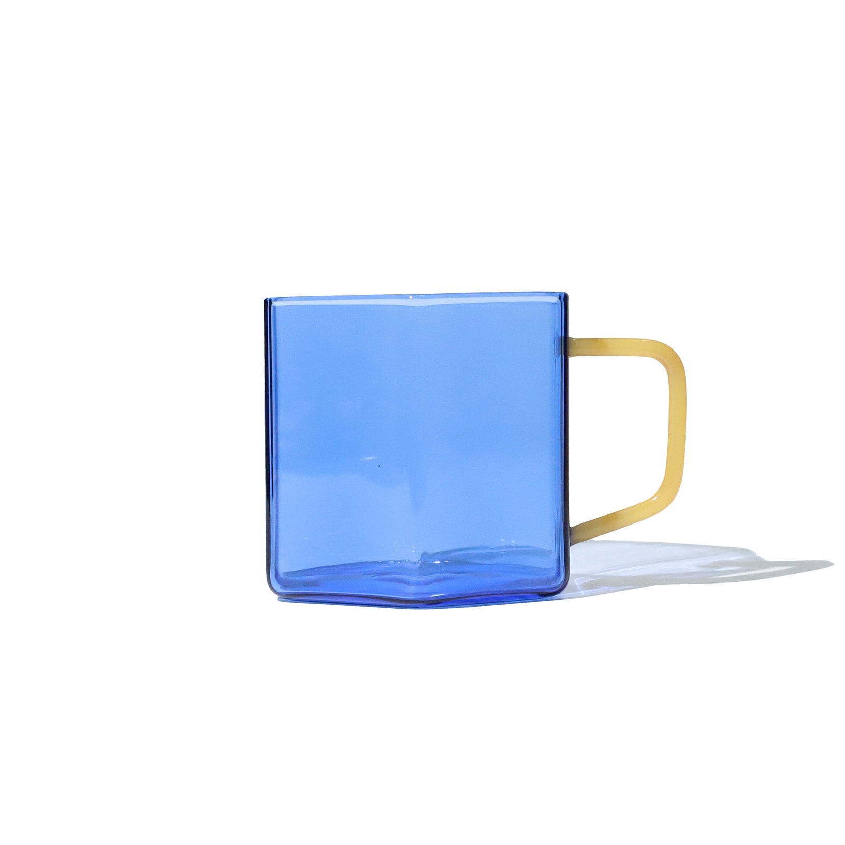 Taza hexagonal de cristal azul con mango amarillo