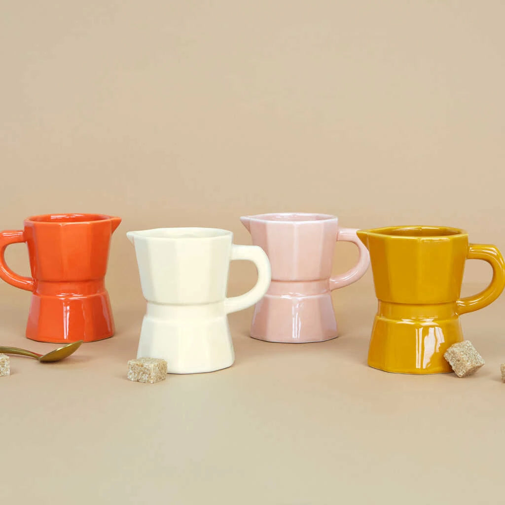 Juego de cuatro tazas de cerámica con forma de cafetera italiana para café cortado en colores pastel: naranja, crema, rosa y mostaza con terrones de azúcar