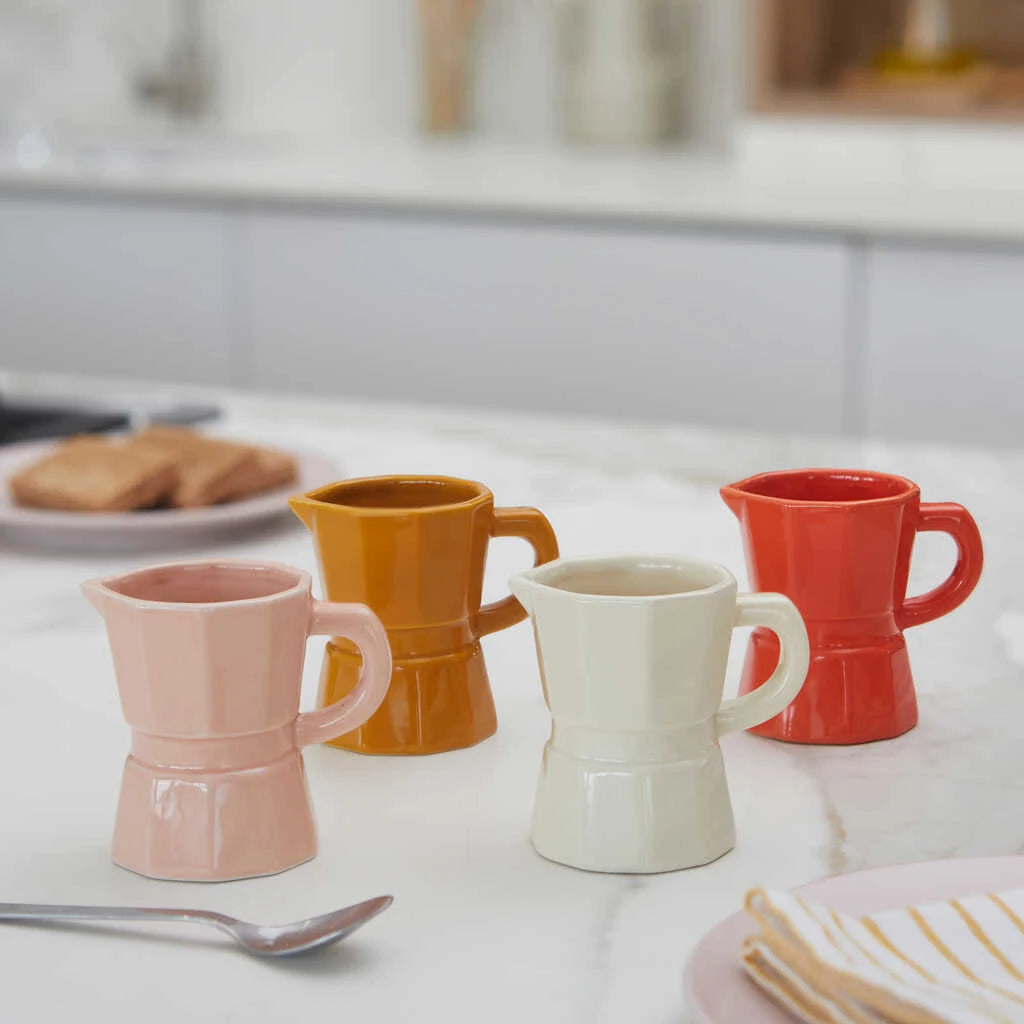 Juego de cuatro tazas de cerámica con forma de cafetera italiana para café cortado en colores pastel: naranja, crema, rosa y mostaza