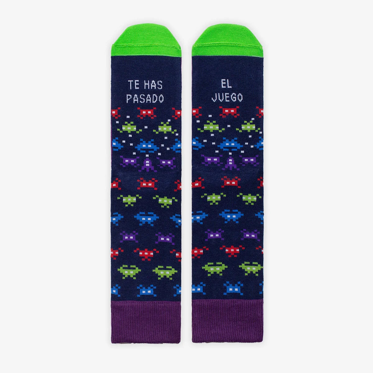 Calcetines con estampado de Space Invaders y la frase Te has pasado / el juego en cada pie