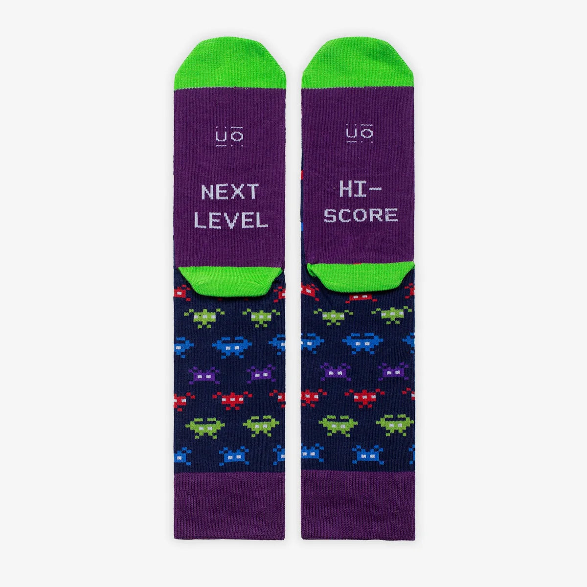 Parte de abajo de los calcetines con estampado de Space Invaders y la frase Next Level / Hi-Score