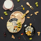 Vista aérea de tabla de quesos, uvas, frutos secos y tenedores Cheese Selection esparcidos sobre fondo oscuro junto a la lata redonda negra