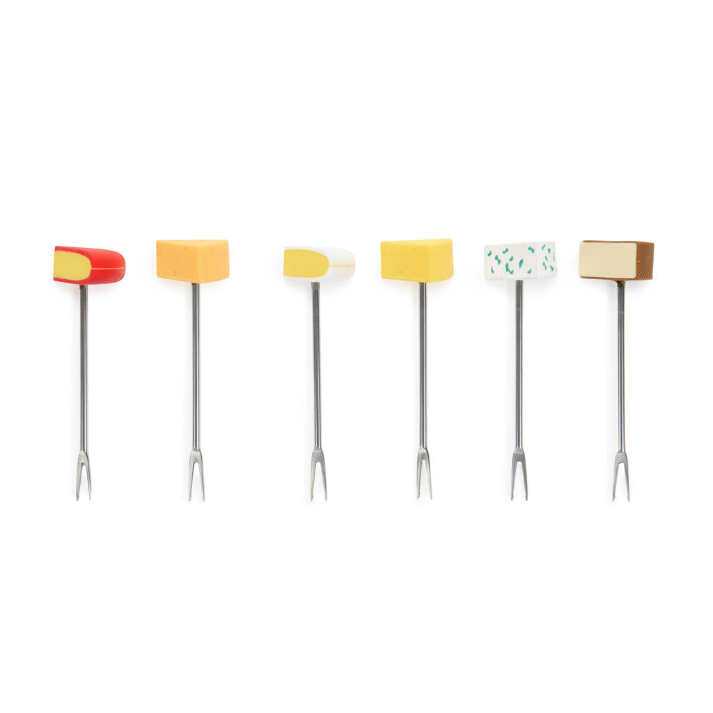 Los 6 tenedores de aperitivo de acero inoxidable en fila sobre fondo blanco, con las cabezas en forma de distintos tipos de queso: manchego, edam, brie, emmental, queso azul y cheddar