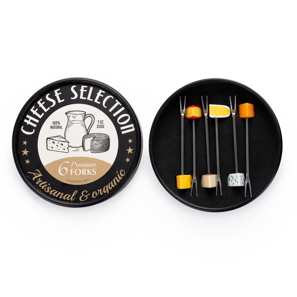 Lata redonda negra Cheese Selection abierta con los 6 tenedores de aperitivo de acero inoxidable con marcadores de queso de colores, junto a la tapa decorada