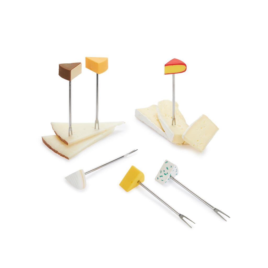 Seis tenedores de aperitivo con cabezas de distintos tipos de queso en miniatura, apoyados sobre porciones de queso real sobre fondo blanco