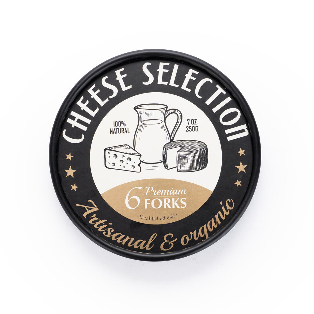 Vista cenital de la tapa de la lata redonda negra Cheese Selection con ilustración de quesos y jarra de leche, texto artisanal and organic y 6 premium forks