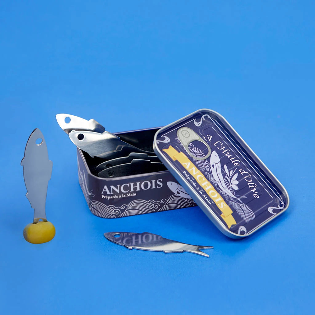 Juego de 6 tenedores con forma de pez anchoa para aperitivos presentados en una lata azul decorada