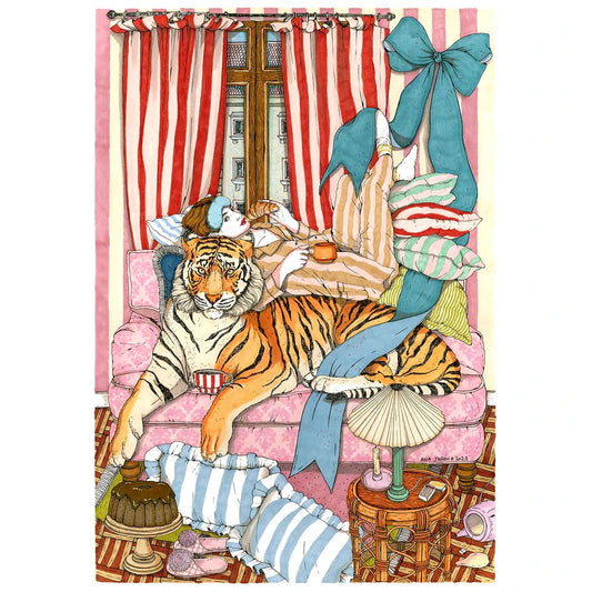 Lámina de Ana Jarén en la que ilustra una chica desayunando junto a un tigre en el sofá