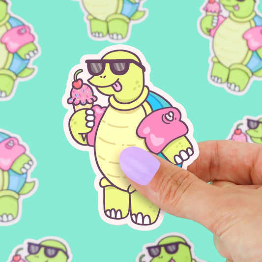 Pegatina con forma de tortuga comiendo un helado con gafas de sol