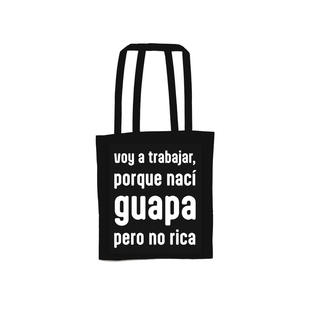 Tote Bag negra con letras en blanco en la que pone "voy a trabajar porque nací guapa pero no rica"