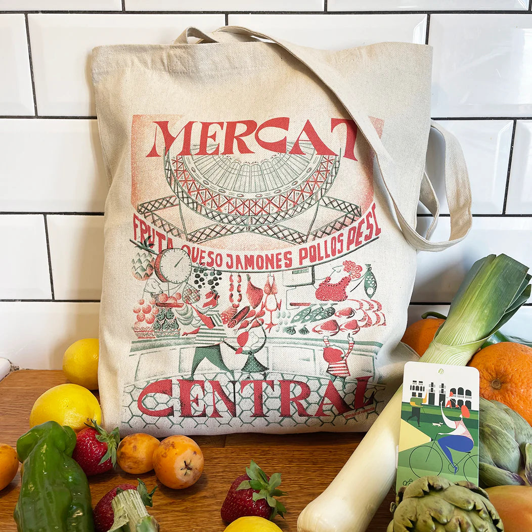 bolsa de tela con un diseño de la ilustradora Virginia Lorente y rodeada de frutas y verduras