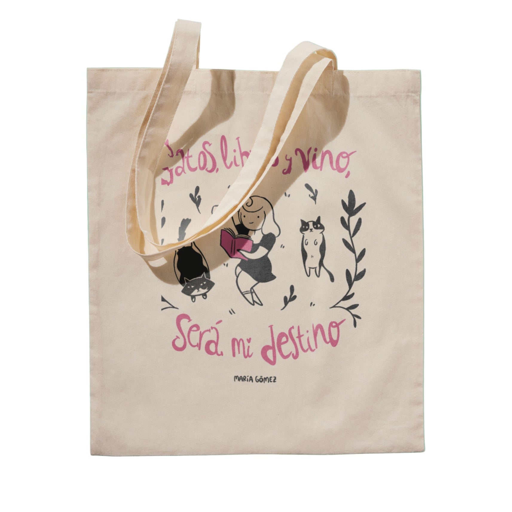 Tote bag ilustrada por María Gómez con la frase "gatos, libros y vino será mi destino