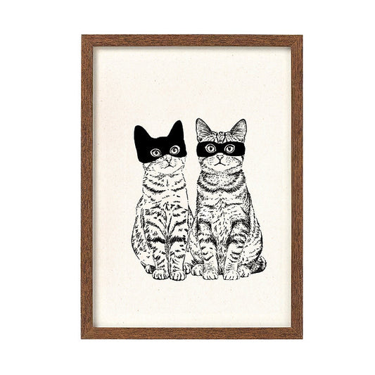 Lámina en blanco y negro de Laura Agustí de dos gatos pardos, uno con un antifaz y otro con una máscara de Batman.