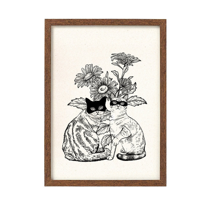 Lámina en blanco y negro de Laura Agustí de dos gatos enmascarados con flores detrás de ellos. 