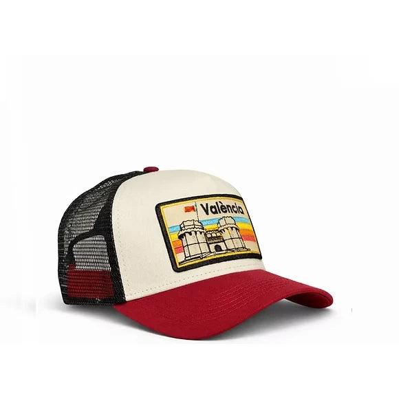 Gorra Blanca con visera roja y parche con el texto València y las torres de serrano bordadas