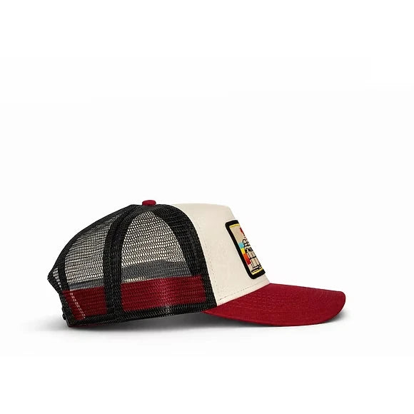 Imagen de perfil de la gorra Blanca con visera roja y parche con el texto València y las torres de serrano bordadas