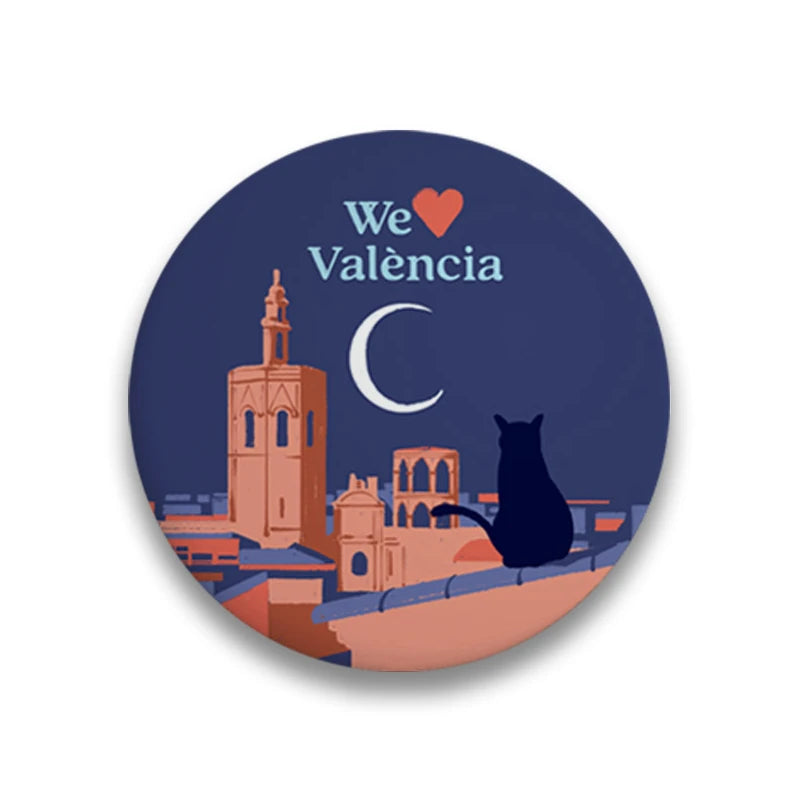 Imán redondo souvenir de Valencia con la ilustración de un gato en un tejado y la catedral de Valencia de fondo