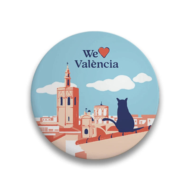 Imán redondo souvenir de Valencia con la ilustración de un gato en un tejado con la catedral al fondo