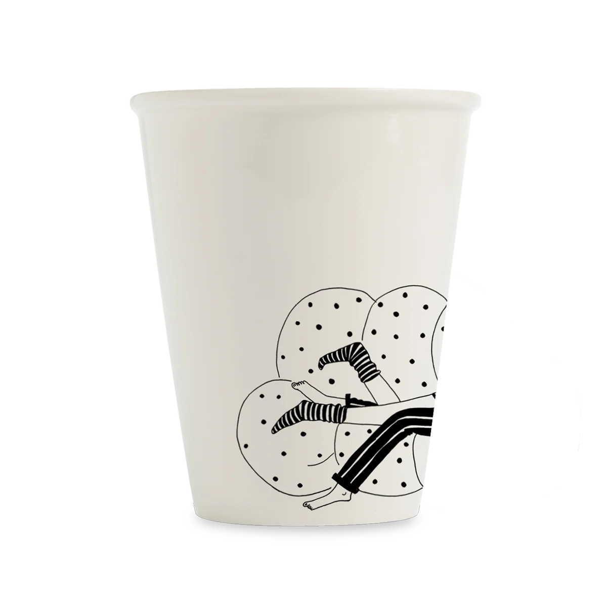 Detalle del vaso de cerámica Cancelling Plans Club de Helen B con ilustración de una pareja hetero durmiendo en un sofá mullido de puntitos