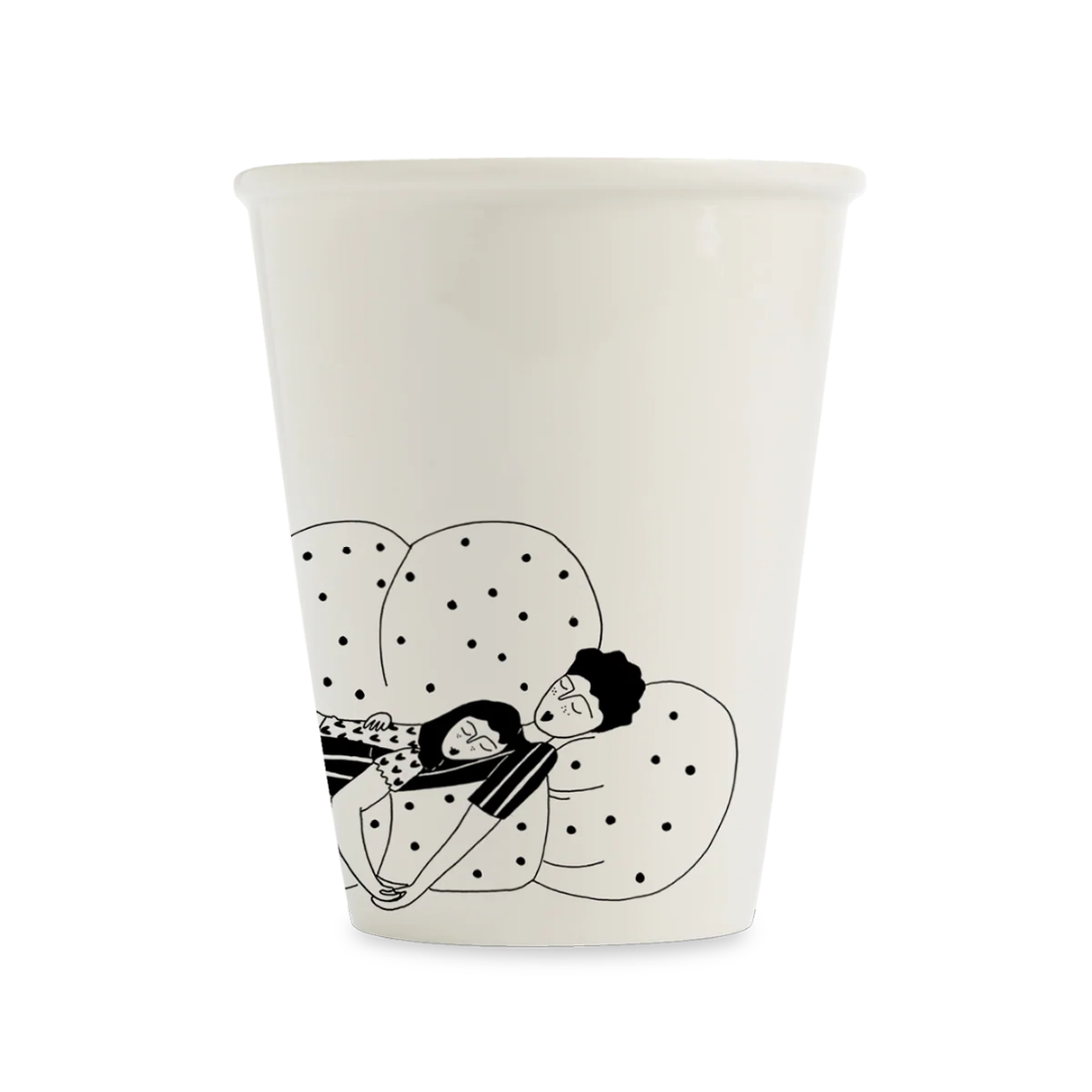 Detalle del vaso de cerámica Cancelling Plans Club de Helen B con ilustración de una pareja hetero durmiendo en un sofá mullido de puntitos