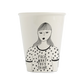 Vaso de cerámica con ilustración de una chica con una camiseta estampada con corazoncitos y el mensaje FUCK WHAT THEY THINK