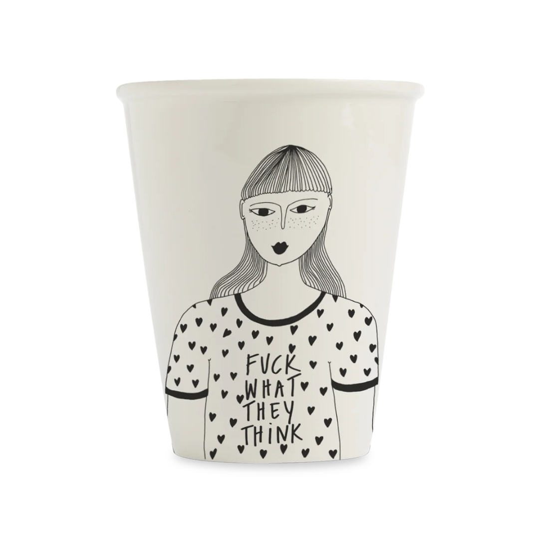 Vaso de cerámica con ilustración de una chica con una camiseta estampada con corazoncitos y el mensaje FUCK WHAT THEY THINK