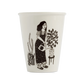 Vaso de cerámica con ilustración de una chica vestida con un mono regando las macetas