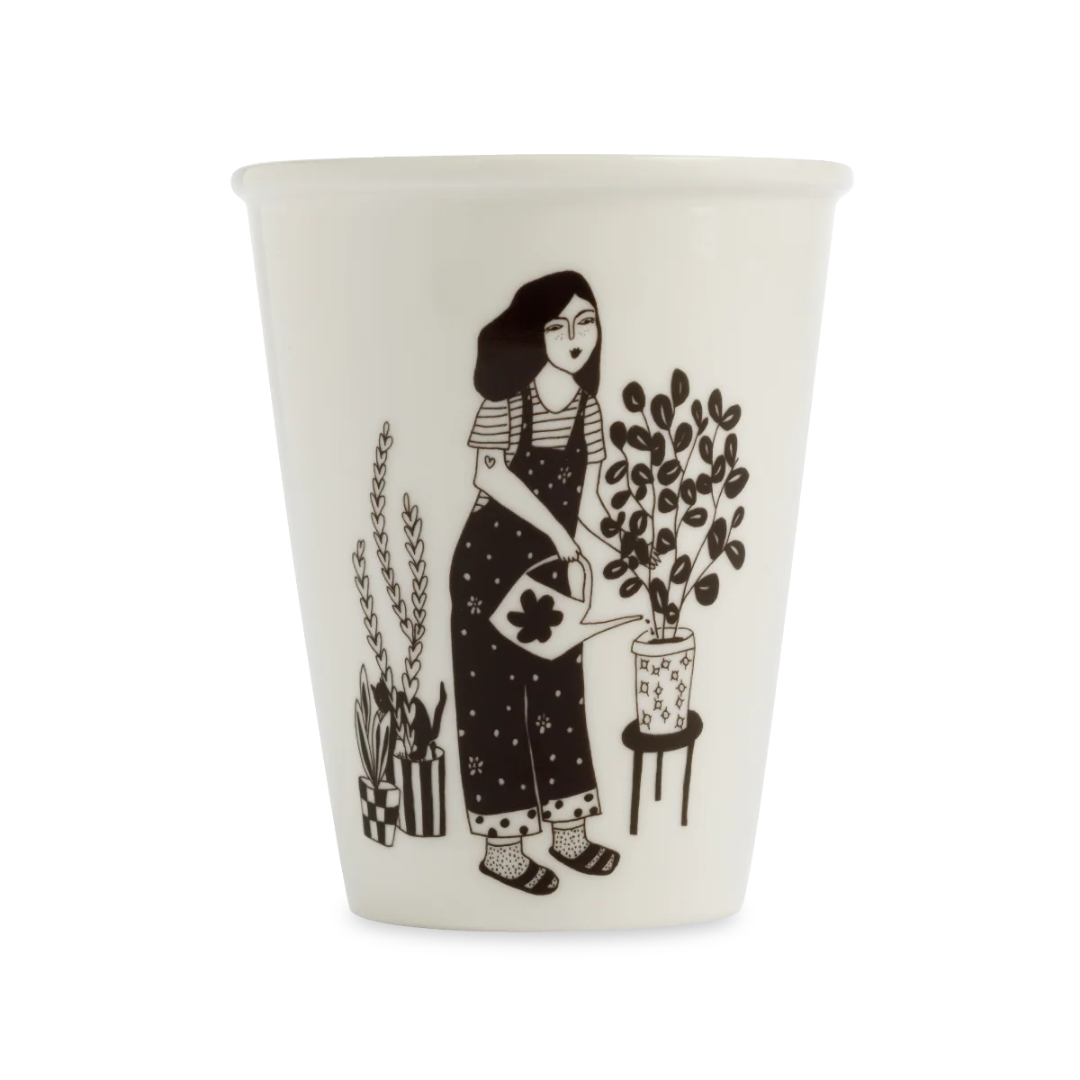 Vaso de cerámica con ilustración de una chica vestida con un mono regando las macetas