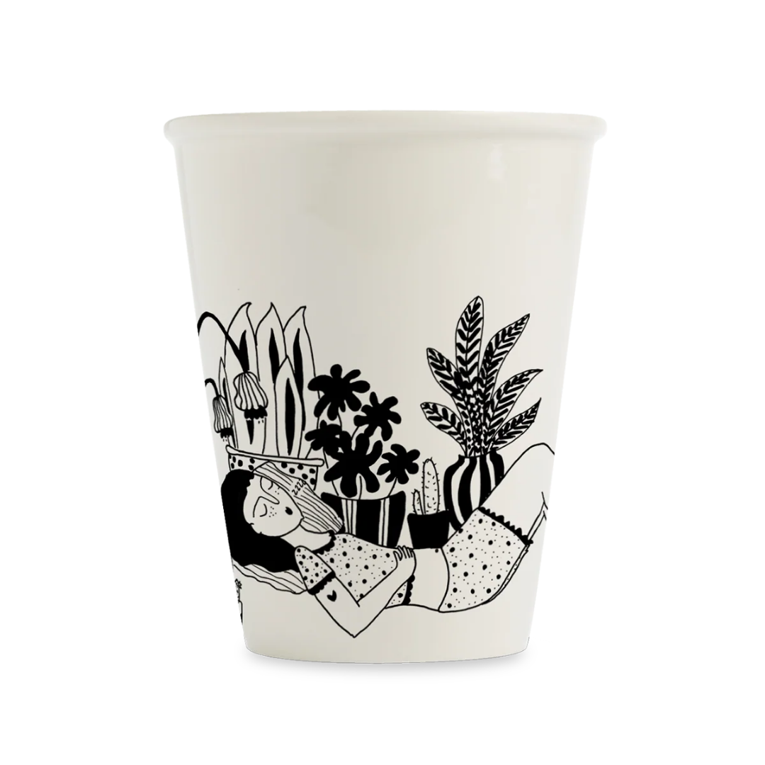 Vaso de cerámica blanca ilustrado por Helen B en línea negra con una chica dormida frente a unas macetas con plantas. 