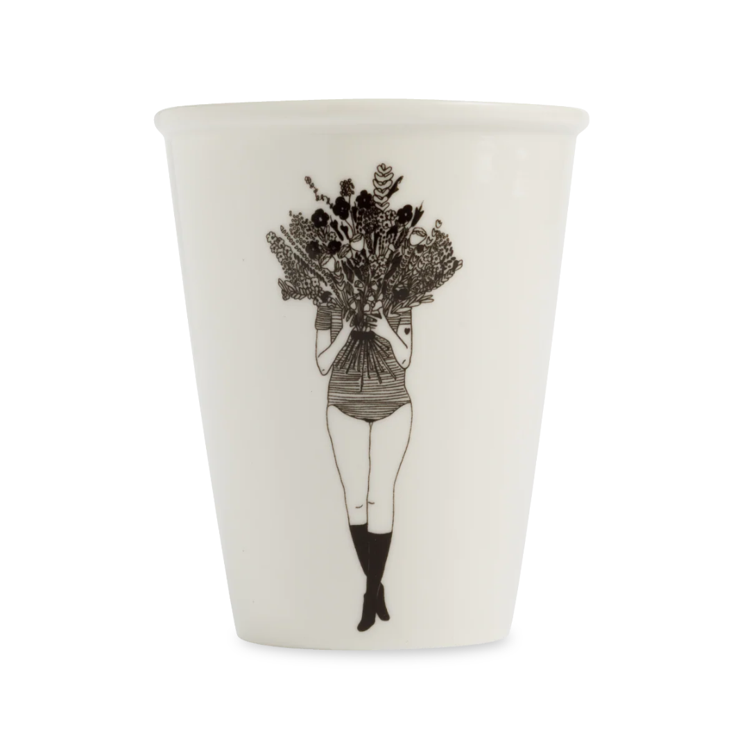 taza de porcelana con el dibujo en negro de una chica con la cara tapada por un ramo de flores