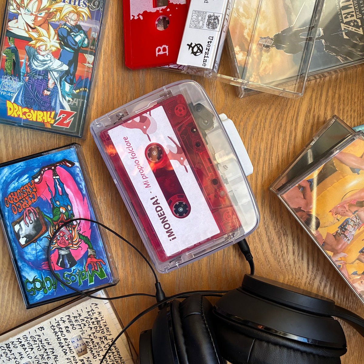 Walkman para escuchar música rodeado de cintas de cassette
