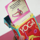 Guía con cartas ilustradas de diferentes posturas de yoga y manual de uso