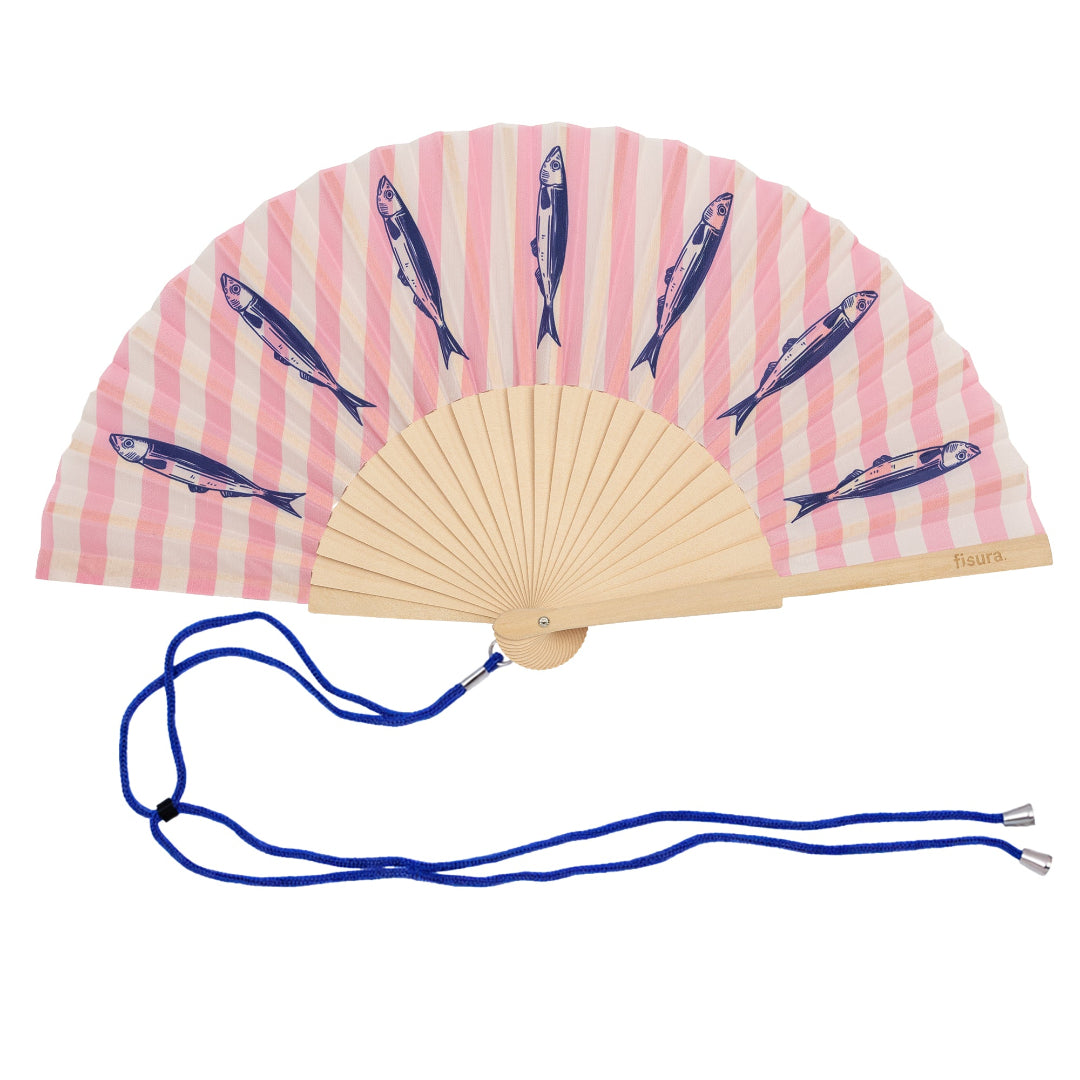 abanico de la marca fisura con el fondo a rayas verticales rosas y blancas y con estampado de sardinas en color azul oscuro y con la cuerda para colgarlo al cuello