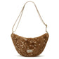 Vista frontal de la riñonera Andrea de Hindbag con textura de pelo, estampado de cervatillo y correa beige ajustable.