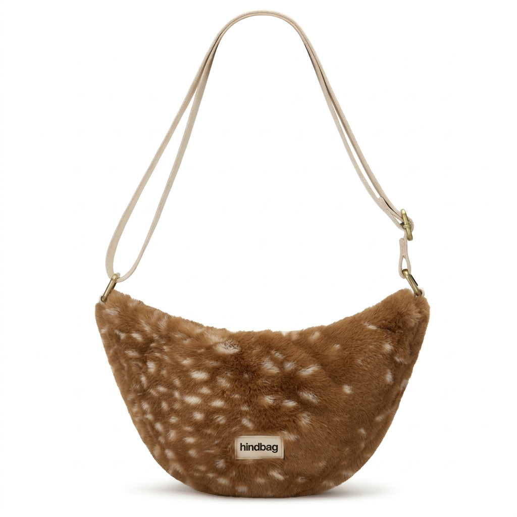 Vista frontal de la riñonera Andrea de Hindbag con textura de pelo, estampado de cervatillo y correa beige ajustable.